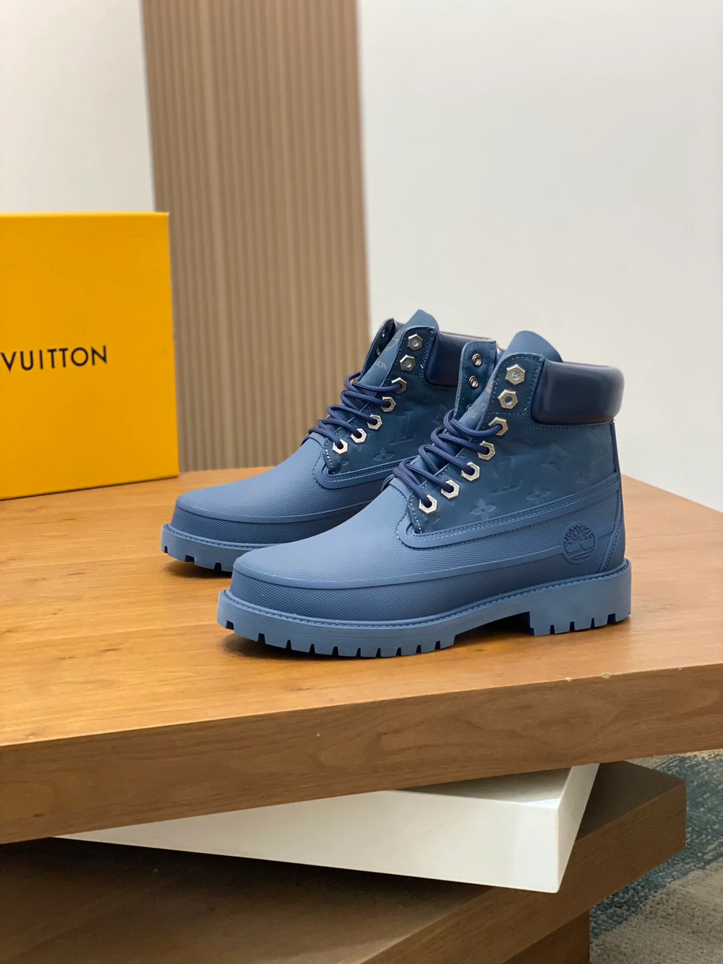 Men's men's shoes💰💰760 top-notch LV x Timberland Timberland co-branded presbyopic rhubarb boots ankle boots short boots, LV x Timberland ankle boots are made of Monogram embossed waterproof nubuck cow leather, relying on the brand's exquisite craftsmanship to carefully reshape the classic Timberland 6-inch boot shape in Italy, making an eye-catching appearance with American workwear style. Created by Pharrell Williams 2025 autumn and winter menswear show. The Monogram embossed tongue, original Timberland laces and outsole are exquisite details, the leather label expresses the cooperation logo, and the delivery counter is exquisitely packaged! Math 39-44 (order 45)